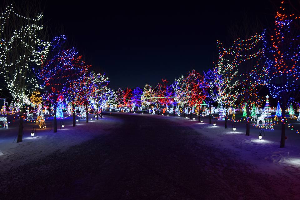 Aquí tenemos una imagen de la granja con luces navideñas en Leduc